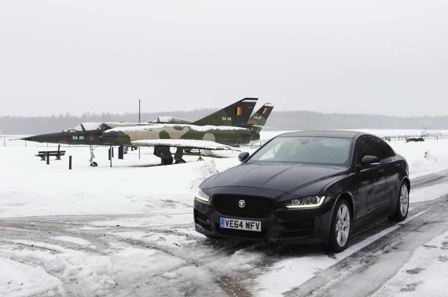  Jaguar XE Prestige 2015 года  (UK) (фото 8 из 15)